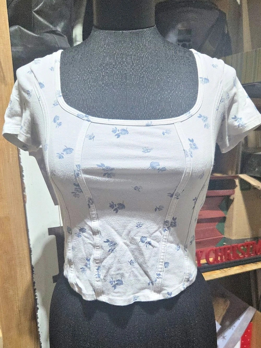 Hollister Must-Have Collection Baby Tee Floral Crop Top in White & Blue Size